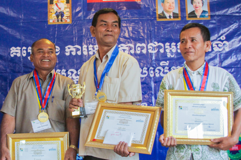 Mey Sahun, Trapaeng Kranhoung commune chief, and fellow councillor Ri Pheap win gold at Civic Champions’ second workshop (Nov 11. 2015)